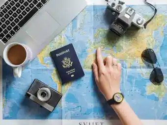 Planejamento de viagem com mapa, passaporte e notebook