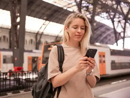 Viajante usando o celular na estação de trem